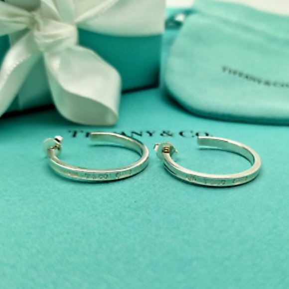 🌟🌸HOST PICK 🌟🌸 NWOT Tiffany 925 Silver 1837 Medium Hoop Earrings Box & Pouch - Picture 2 of 9